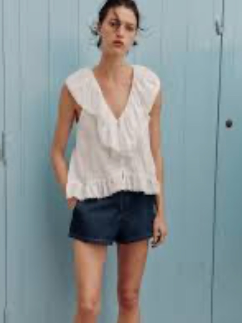 Zara White Ruffle Button-Front Sleeveless Blouse. Size M . Style 5029/142/250
